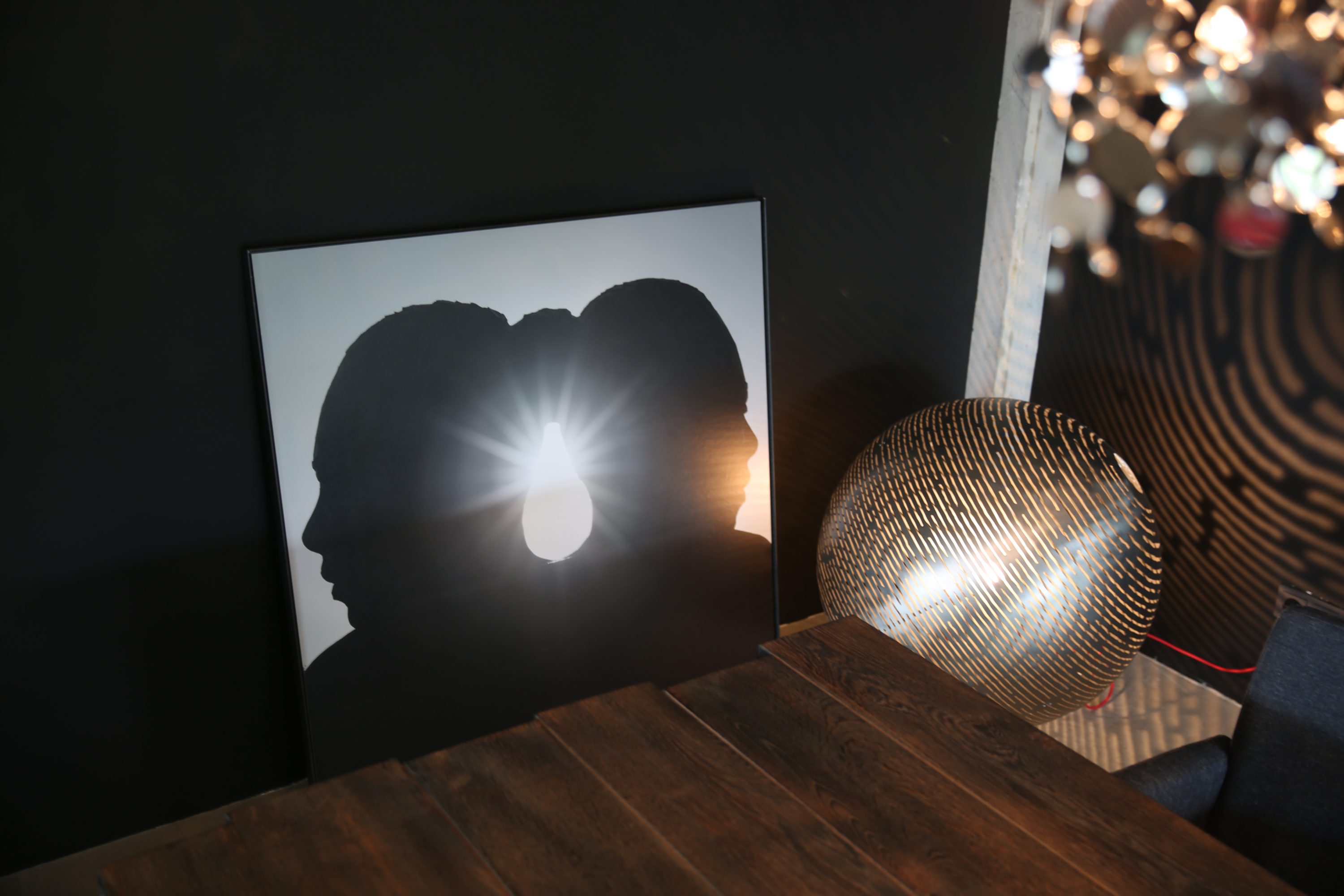Massivholztisch mit Bild und Lampe